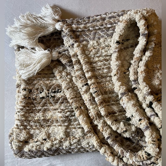 UO “Sandrah” throw blanket - Picture 2 of 8